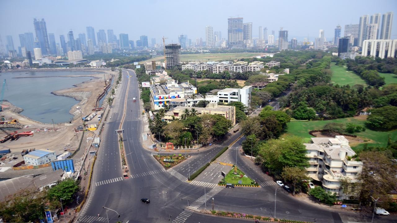 2020: This is probably one of the last photos of the coastline along Haji Ali at the start of the Coastal Road project work. Thanks to the pandemic, this is also a rare sight of empty roads on an almost-never-empty stretch. Pic/Bipin Kokate