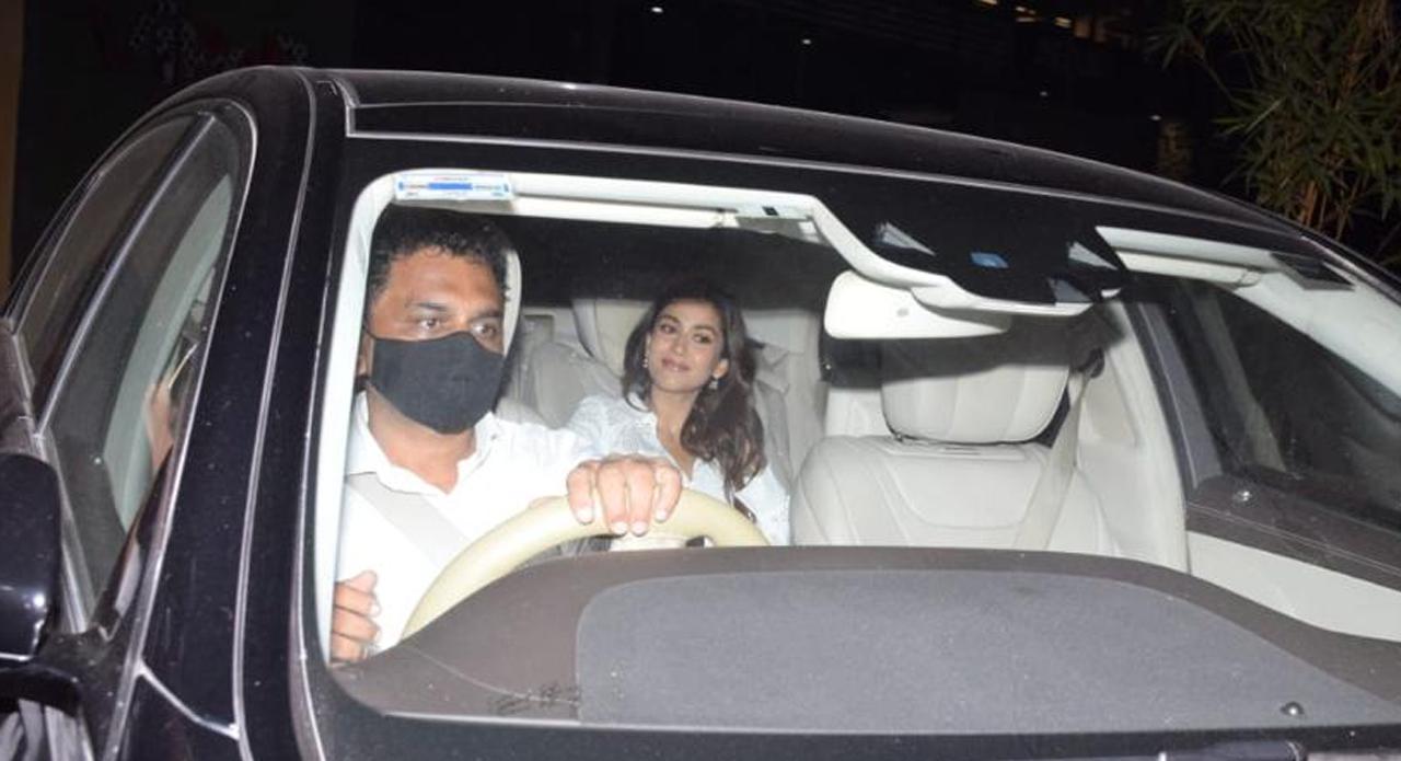 Mira Rajput was clicked by the photographers arriving for the screening with all smiles. She could be seen wearing a stylish white shirt.
