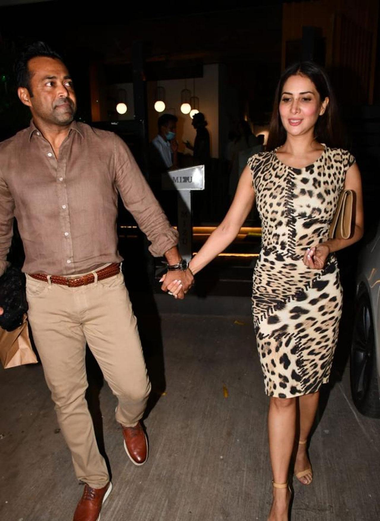Celebrity couple, Kim Sharma, Leander Paes, has has been together for a while and keeps stepping out for lunches and dinners. For their recent outing, they (almost) twinned in their respective outfits as they dined together at Mizu in Bandra, Mumbai. 