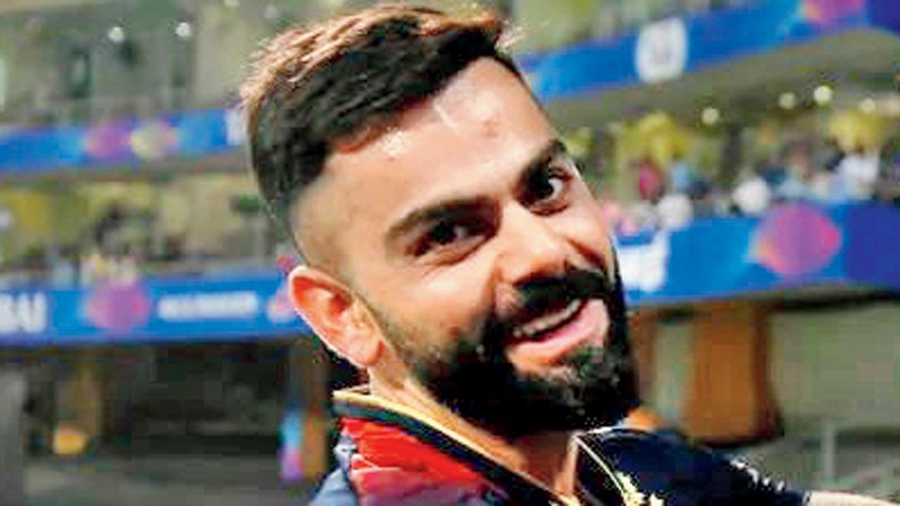 Virat Kohli New Look: विराट कोहली ने बदला अपना लुक, न्यू हेयर स्टाइल हुआ  वायरल, देखें तस्वीरें - virat kohli debuts new haircut as ex india captain  arrives in mohali for 1st