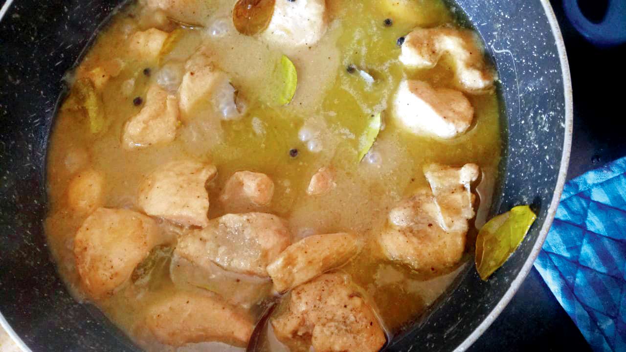 Chicken curry with lemon leaves