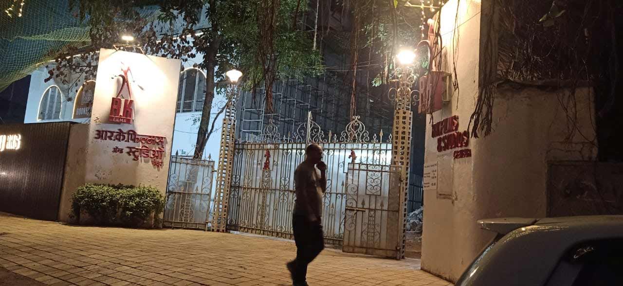 Photos from the Krishna Raj bungalow, which is currently under construction, RK Studios, and Ranbir's Bandra home has gone viral on social media. In the pictures, various workers can be seen decorating the bungalow with LED string lights.