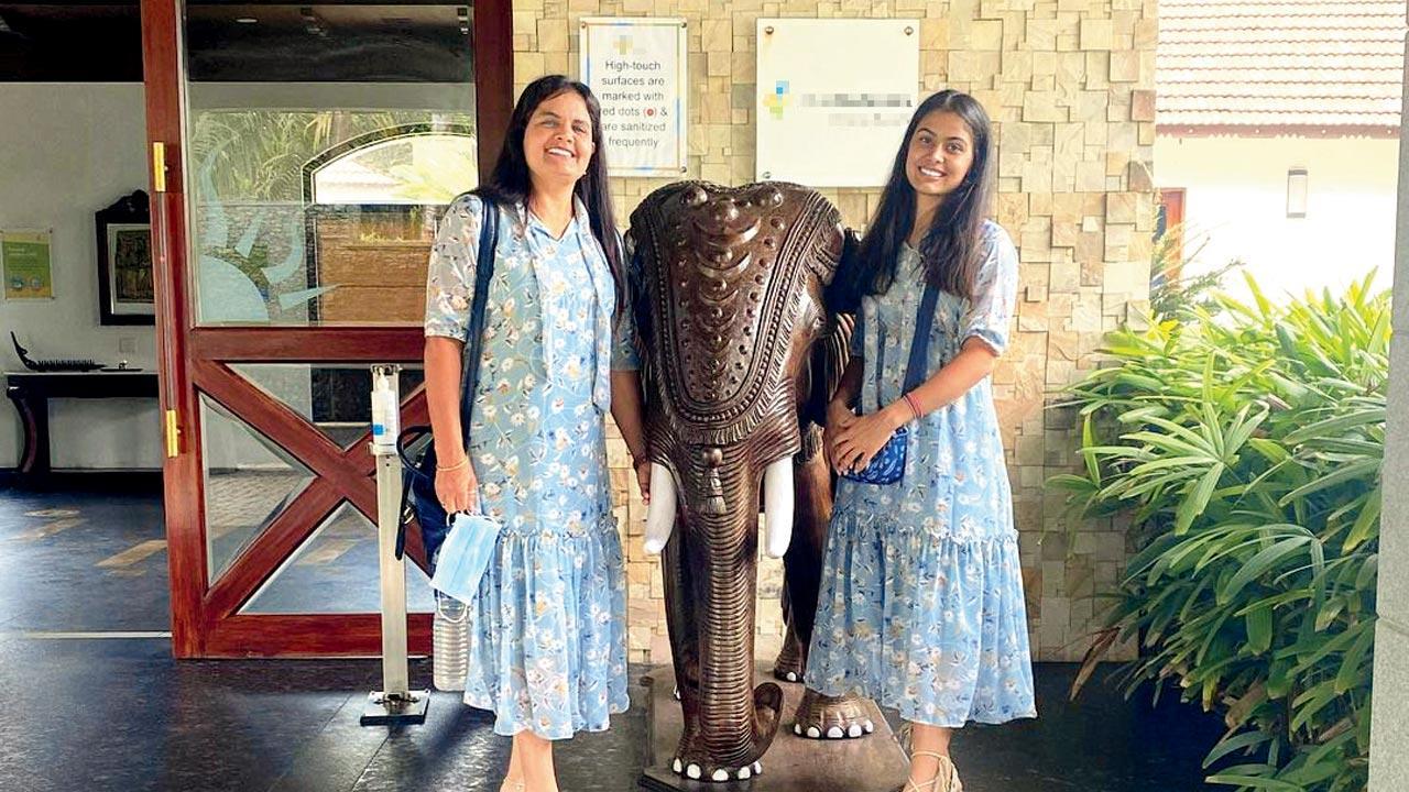 Twinning time for Manu Bhaker and her mum during Kochi holiday!