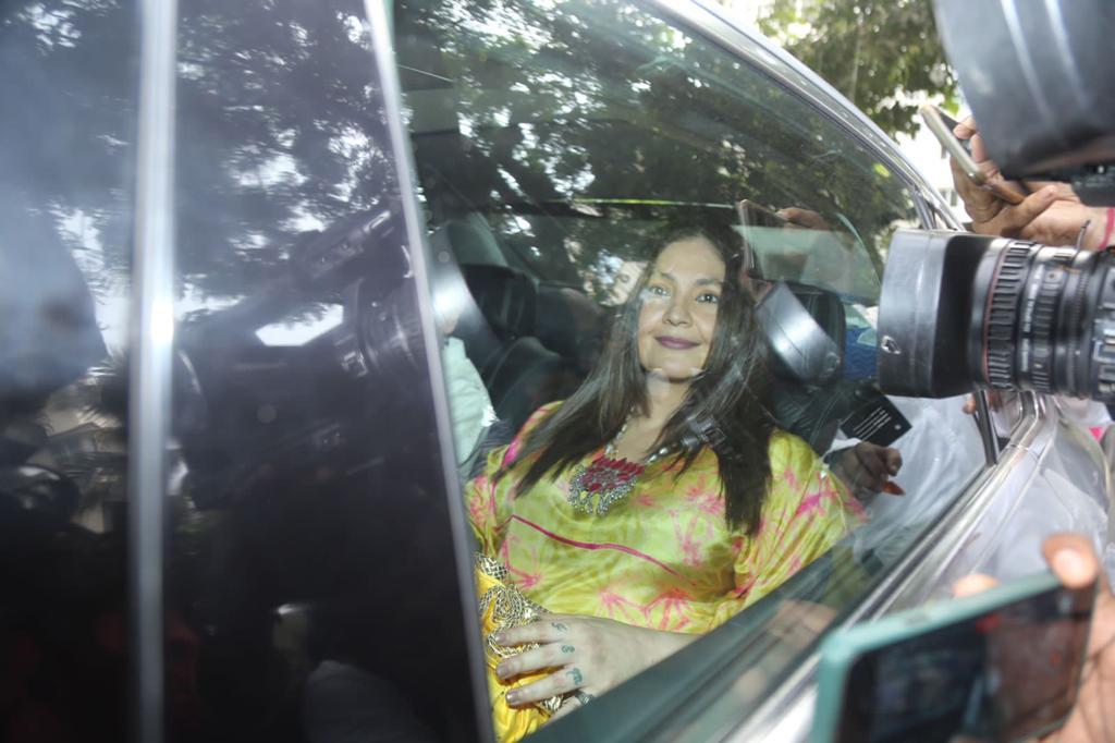 The father of the bride, Mahesh Bhatt, and her sister Pooja Bhatt, were seen arriving at Ranbir Kapoor's residence at 'Vastu' for the ongoing wedding festivites. Pooja Bhatt was smiling away at the photogaphers present at the venue.