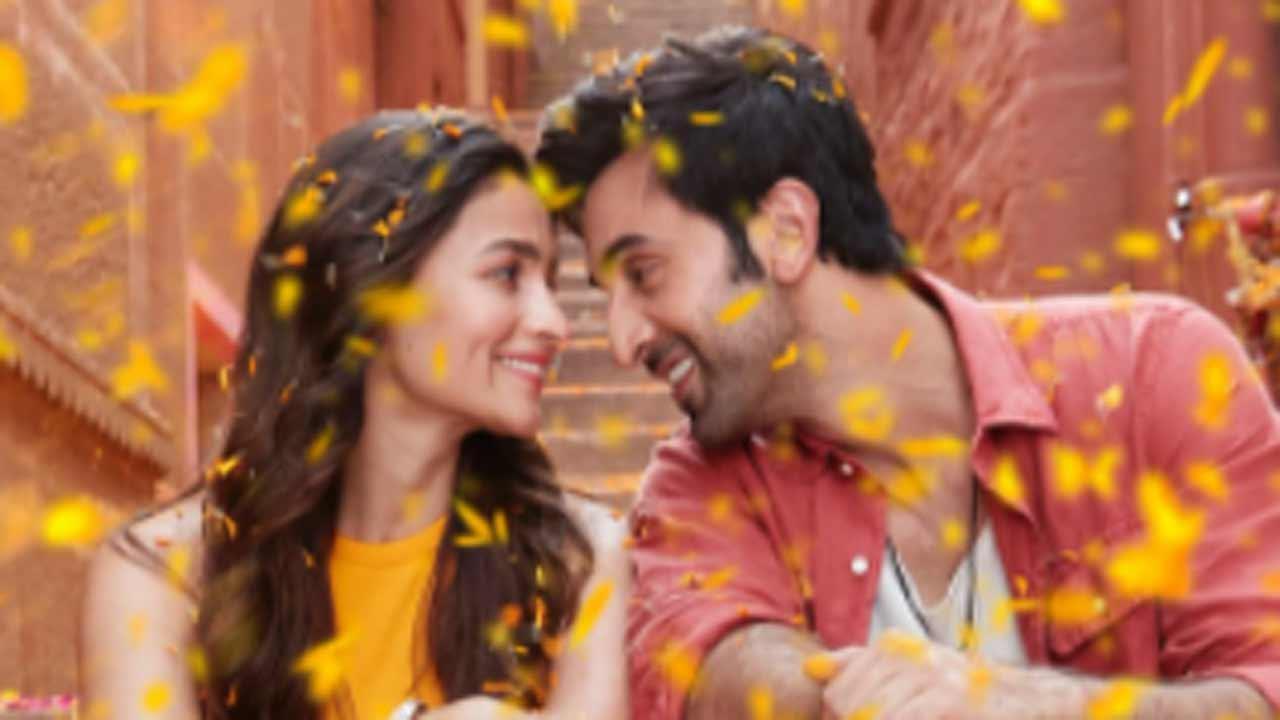 Ranbir Kapoor-Alia Bhatt wedding: Jeweller sends a gold-plated bouquet to the couple?