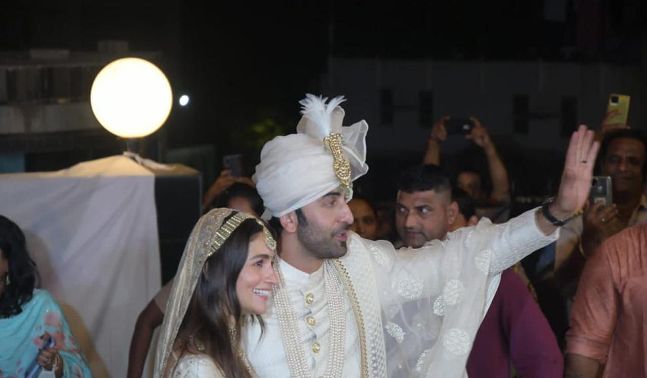 Ranbir Kapoor also waved at the paparazzi who were waiting outside to click the newest married couple of Bollywood. Sweets and refreshments were distributed to the media for the occasion. 