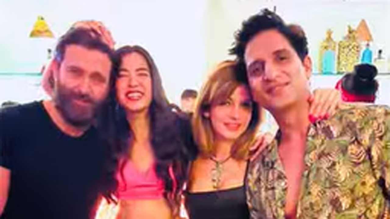 Exes Hrithik Roshan, Sussane Khan with their newfound love Saba Azad, Arslan Goni pose for a selfie