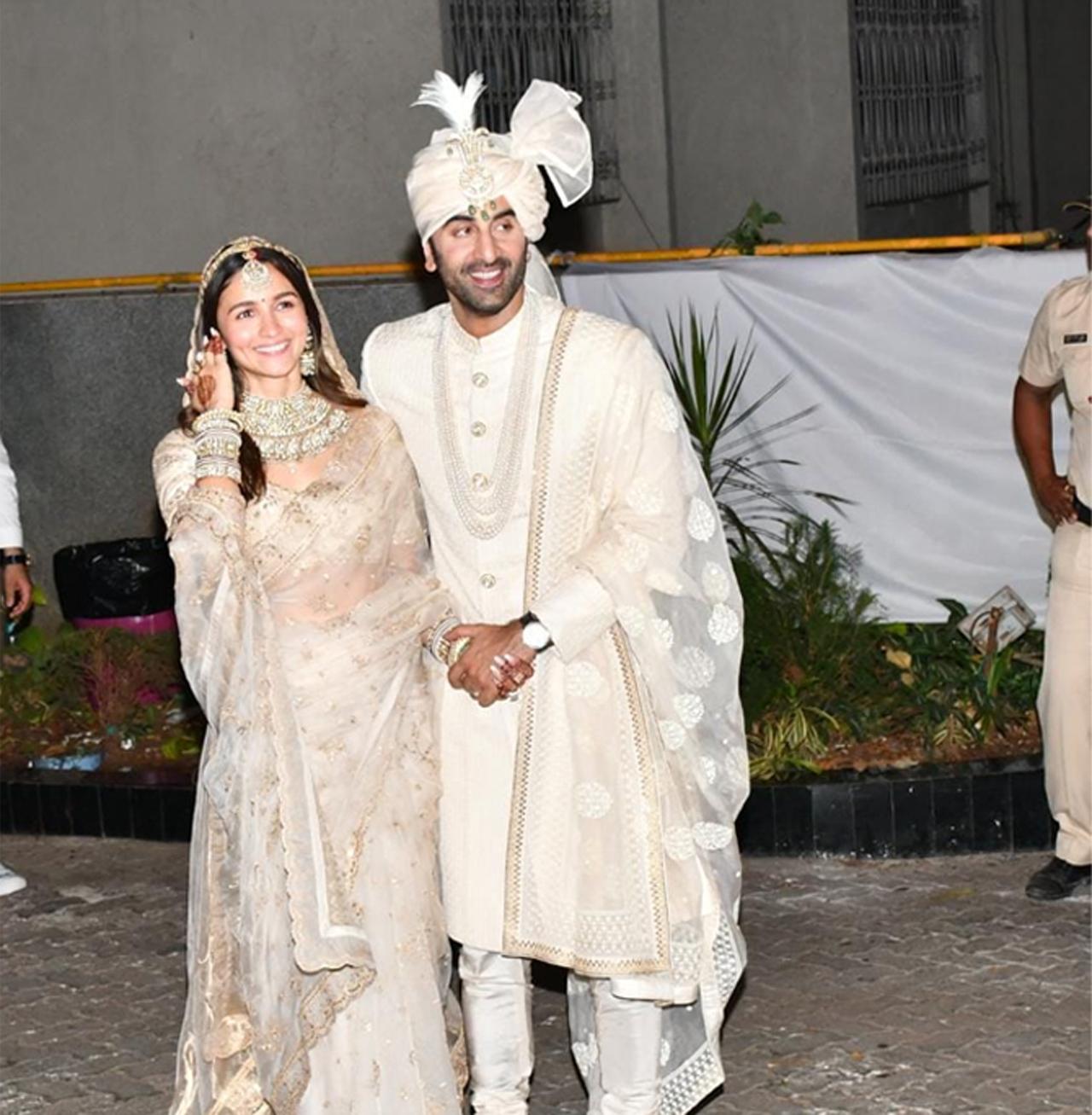 After tying the knot in an intimate ceremony, Ranbir Kapoor and Alia Bhatt came out of their house 'Vastu' and posed for the paparazzi as candidly as one can. The couple was all smiles and in an absolute jovial mood.