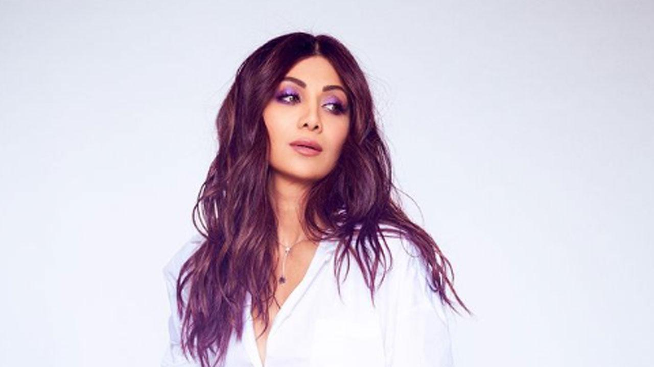 Watch Video: Shilpa Shetty reacts as a fan tries to enter her car