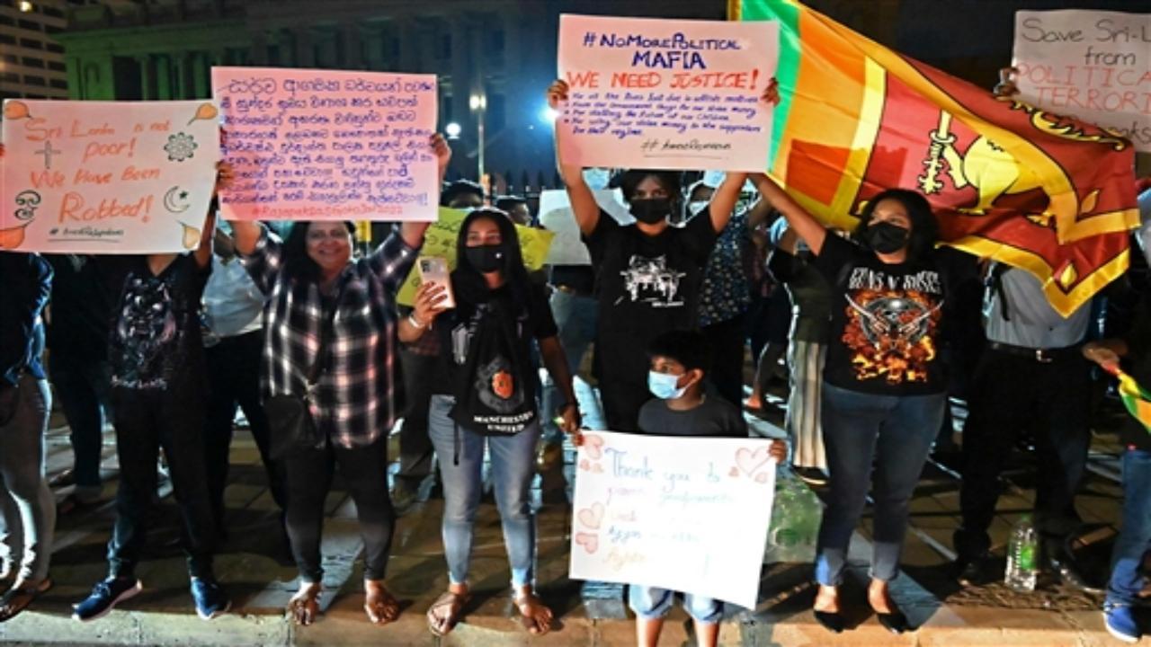 Sri Lanka crisis: PM Mahinda Rajapaksa offers to hold talks with protesting youths