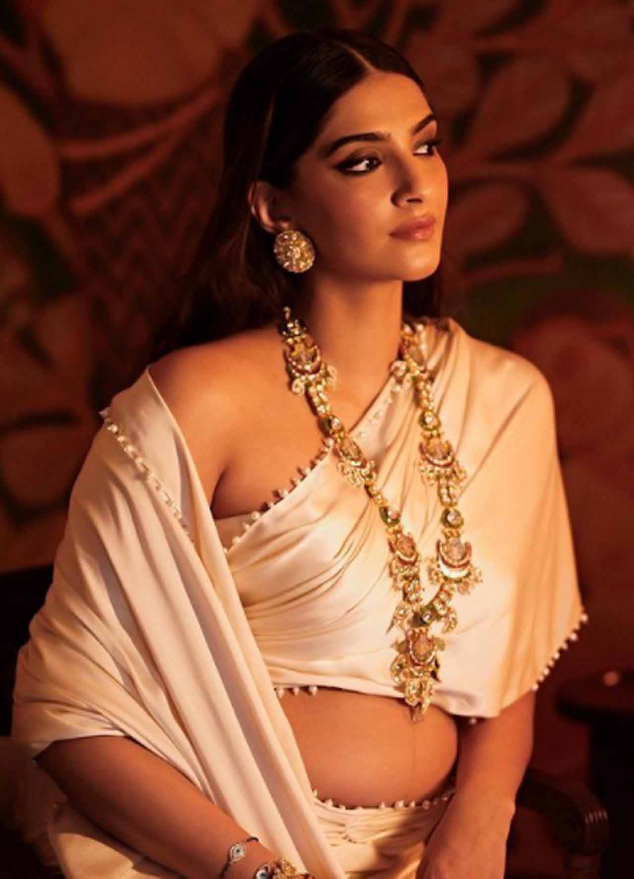 Bollywood's queen of fashion Sonam Kapoor looks like royalty in her latest maternity shoot pictures. Taking to her Instagram handle on Monday, the 'Raanjhanaa' actor posted a string of pictures, looking incredible for ace fashion designer Abu Jani's birthday get-together on Sunday evening.