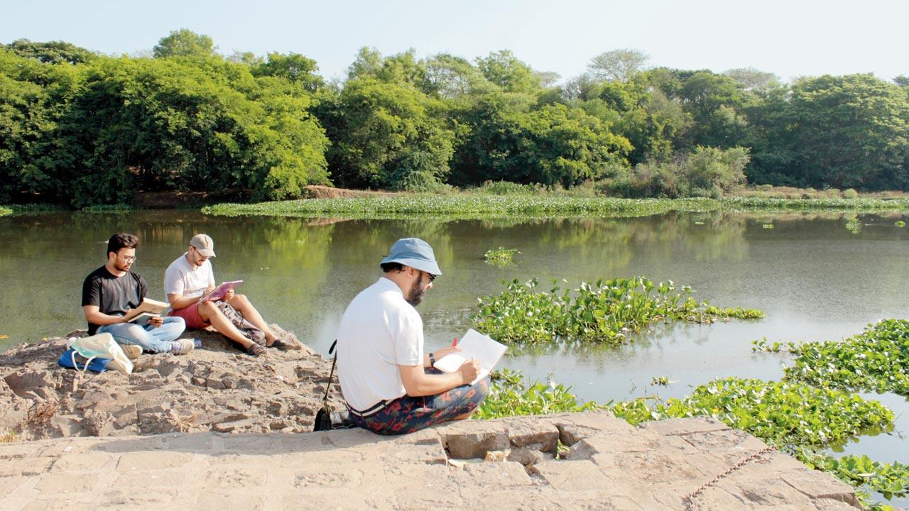 Urban sketchers near Aundh at Mula River. Pic courtesy/Tushar Sarode