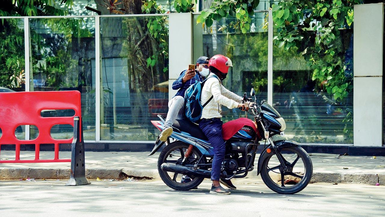 A Rapido rider at Vile Parle East. Pic/Atul Kamble 