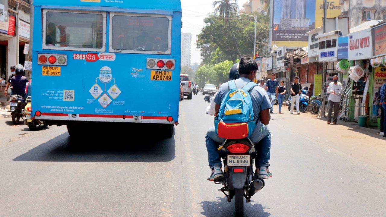  A bike taxi during a ride in Jogeshwari East on Friday. Pic/Anurag Ahire