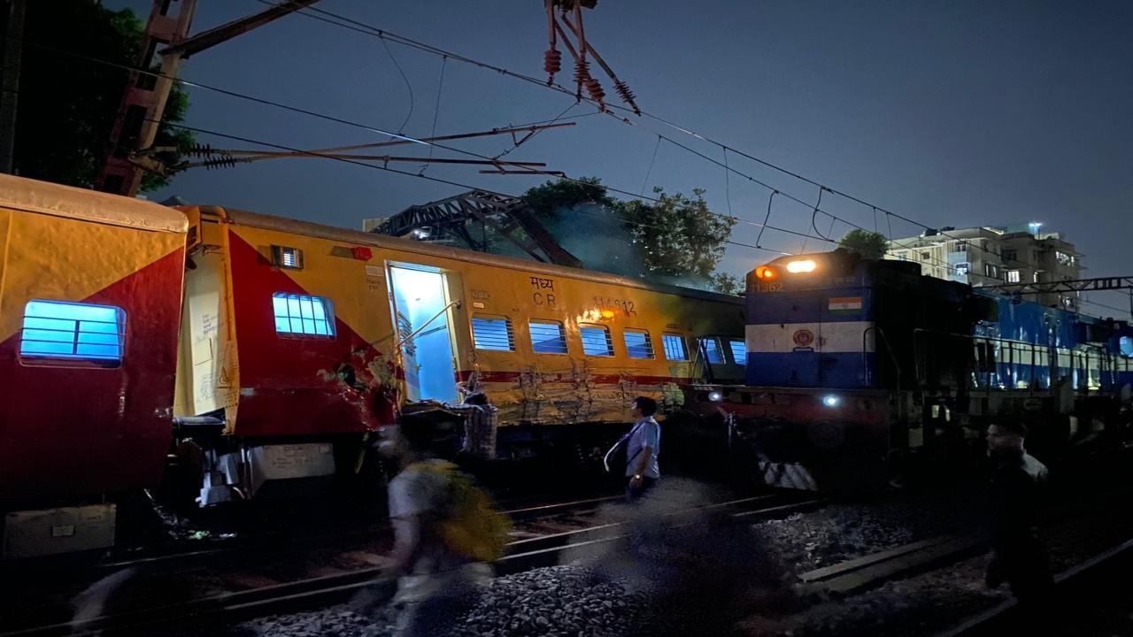 Express train derails at Matunga station