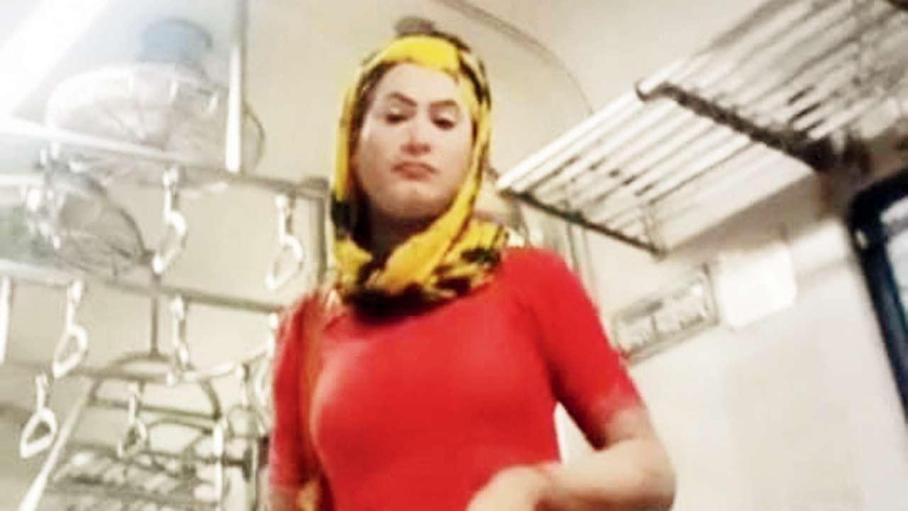 Transgender held for threatening flower vendor, stealing money with toy gun
The Borivli Government Railway Police on Thursday arrested a transgender for threatening a woman flower vendor with a toy gun on a local train and robbing Rs 4,000. According to the GRP sources, there were only four women inside the compartment when the incident took place. 