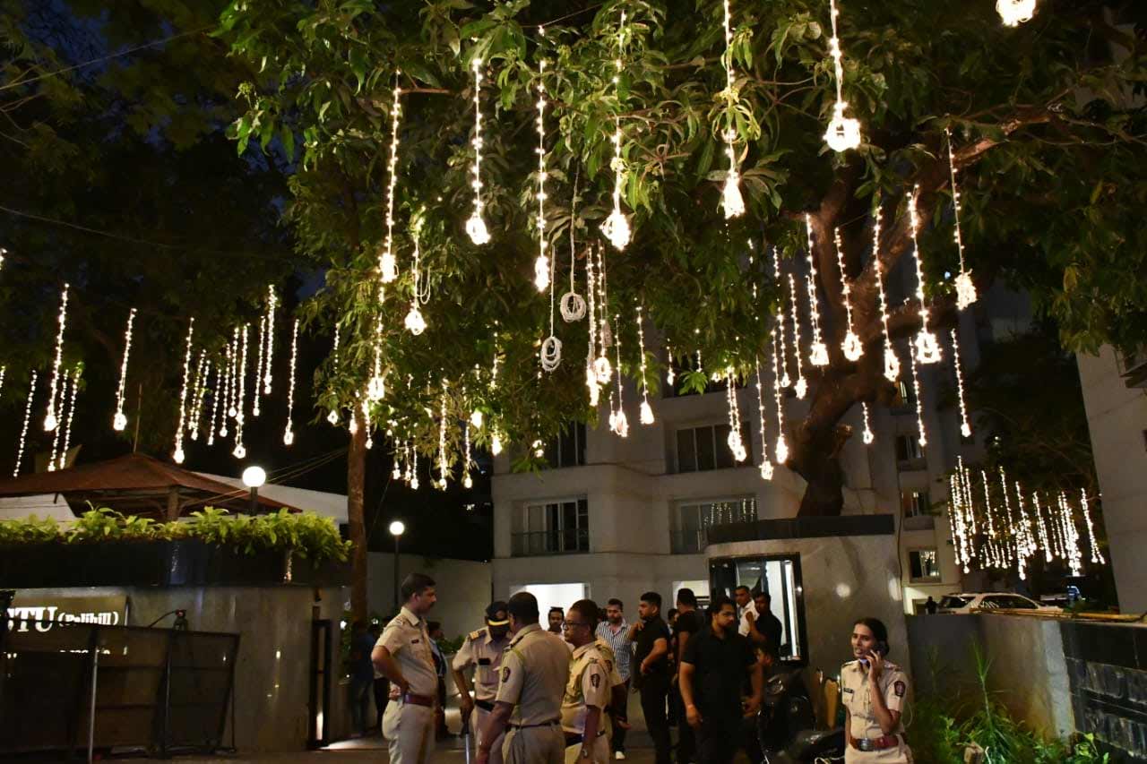 Organisers of Alia Bhatt and Ranbir Kapoor's wedding are leaving no stone unturned to ensure privacy at the festivities. As the fans, a host of media and paparazzi gathered at the lit-up wedding venue, Vastu, to get a glimpse of the couple, the area has been beefed up with security.
