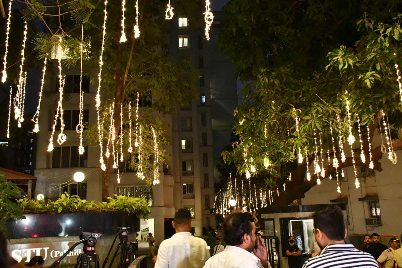 The officers of the Mumbai Police spoke with the paparazzi stationed at Ranbir Kapoor and Alia Bhatt's wedding venue and issued strict instructions to them to not block the cars of the attendees for photos or bytes.