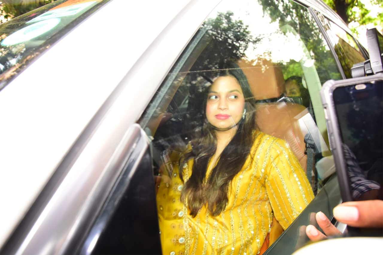 Shaheen Bhatt left for her sister Alia Bhatt's wedding with mother Soni Razdan all dressed up in mustard yellow ethnic wear. 