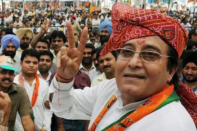 Vinod Khanna (R) makes a victory sign during an election campaign rally on the outskirts of Gurdaspur on April 24, 2009