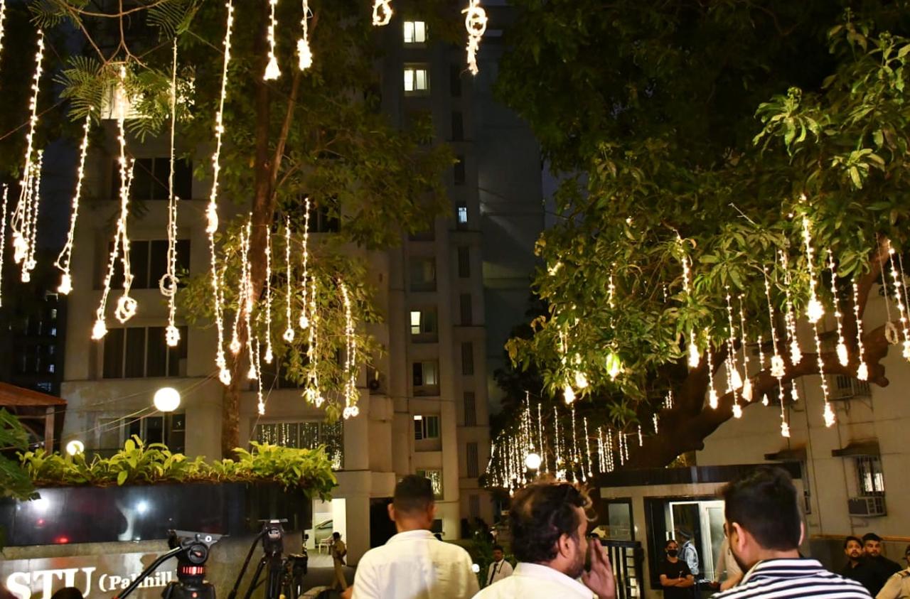 Ranbir Kapoor's abode 'Vastu' was entirely lit up and it was a sight to behold. The decorations have been going on at both Ranbir and Alia's homes for a while now.