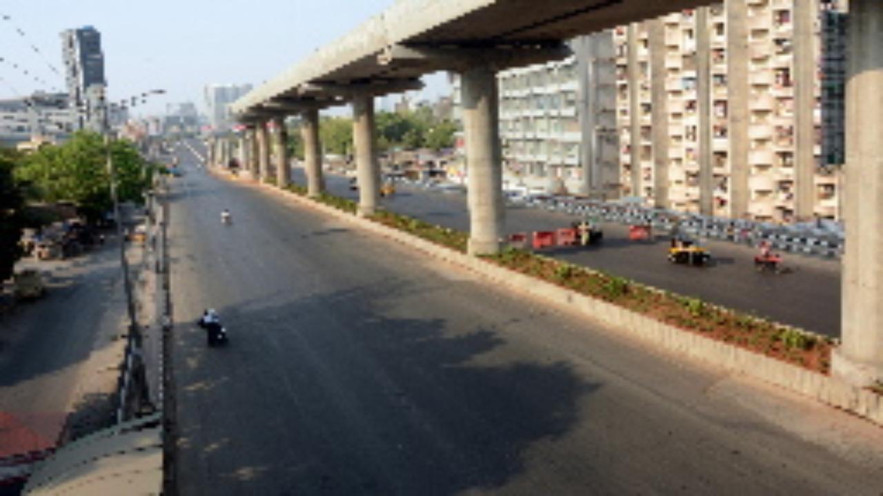 2020: An unusually deserted Western Express Highway checkpost near Ismail Yusuf College, Jogeshwari, at the beginning of the lockdown, on March 25, 2020. Pic/Satej Shinde
