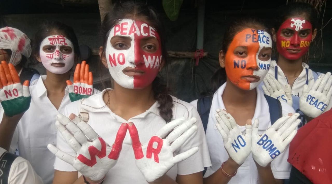College students standing at Azad Maidan with peace message painted on their face and hands. Hiroshima will host a summit meeting of the Group of Seven industrialised nations next May, and Japan aims to send out a message of peace. Pic/Ashish Raje