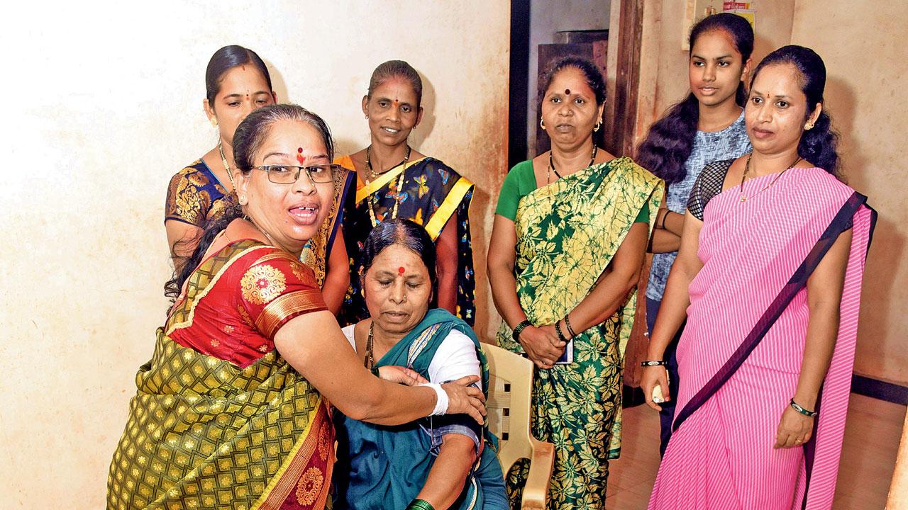Ashwini Anand Shirke has been working as a health volunteer in Khamgaonwadi. In 2014, she signed up for a six-month-long “Swades mitra” training course in Mhasla taluka, and since then, has been providing basic first-aid services to villagers and also conducts door-to-door health check-ups