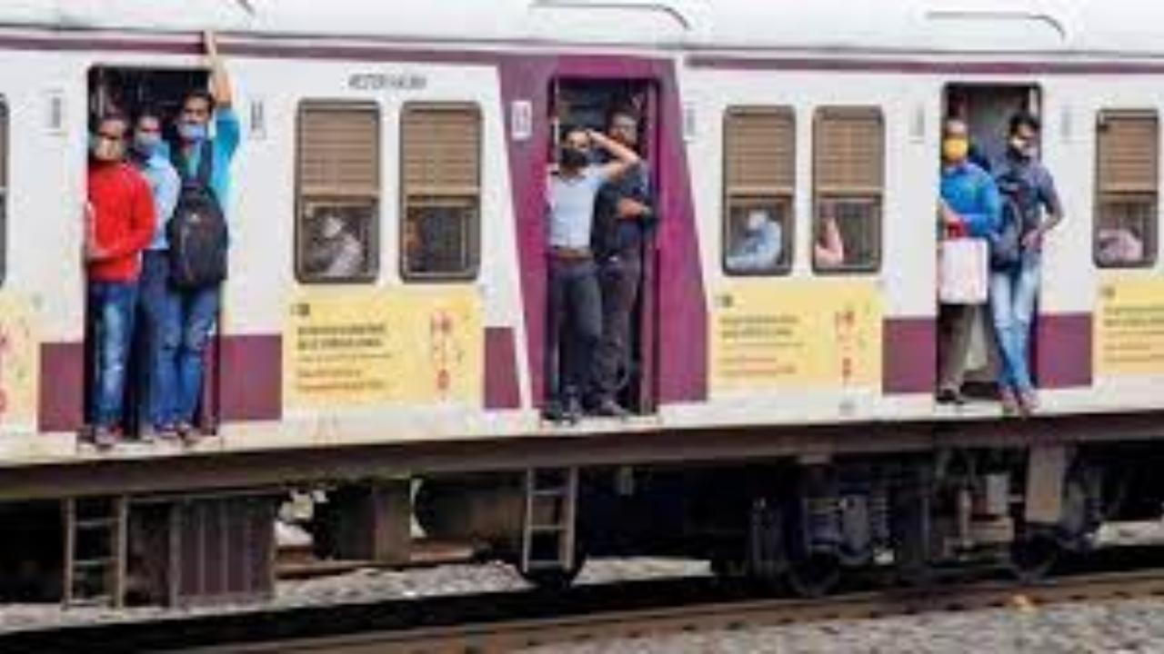 Thane: 25-year-old man falls off CSTM-bound local train, dies