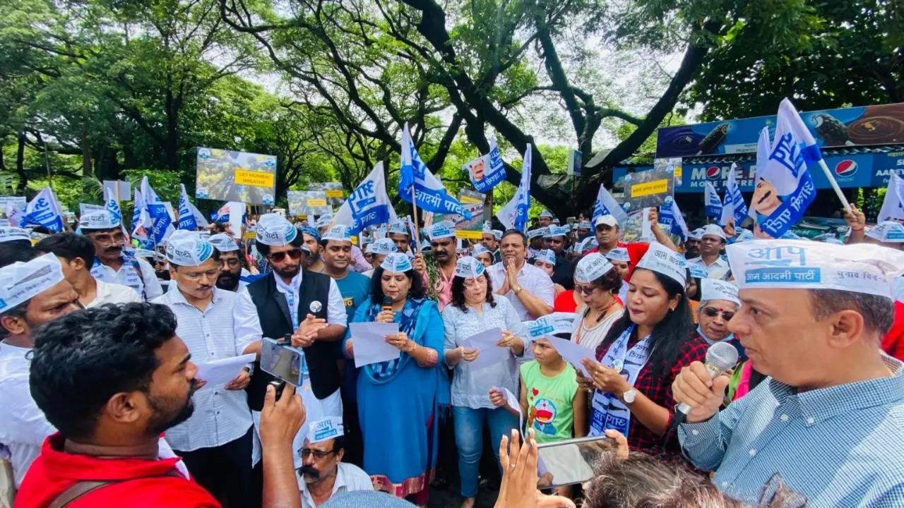 Environmental organisations, political parties called for a peaceful protest at Aarey colony on July 3. Hundreds of Mumbaikars gathered at the picnic point in the area. Pic/Shadab Khan