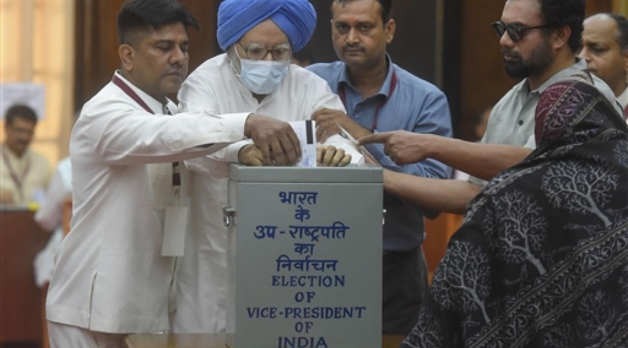85 pc MPs vote till 2 PM to elect next Vice Prez; Manmohan Singh cast ballot