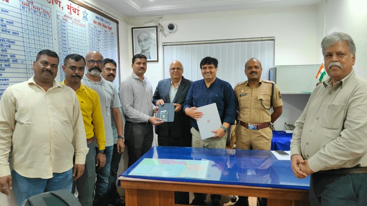 Mumbai: Dindoshi cops return lost articles to Thailand businessman