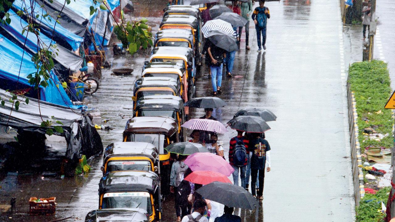 Autos wait for CNG near a fuel station on SV Road, Borivli, on Friday. Pic/Satej Shinde