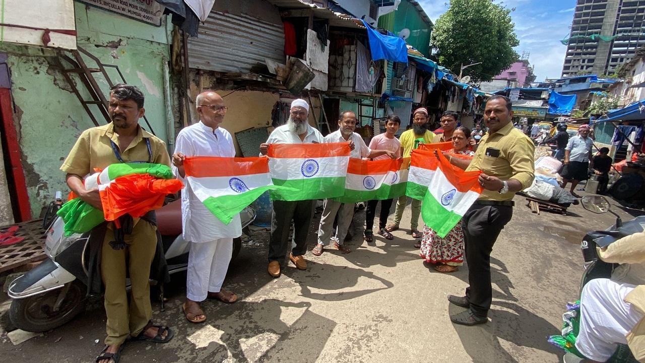 BMC officials distribute national flags in Mumbai's Madanpura area.  Pic/SHADAB KHAN