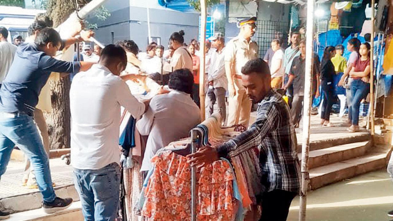 Mumbai: BMC to strip licences of shops encouraging illegal hawkers