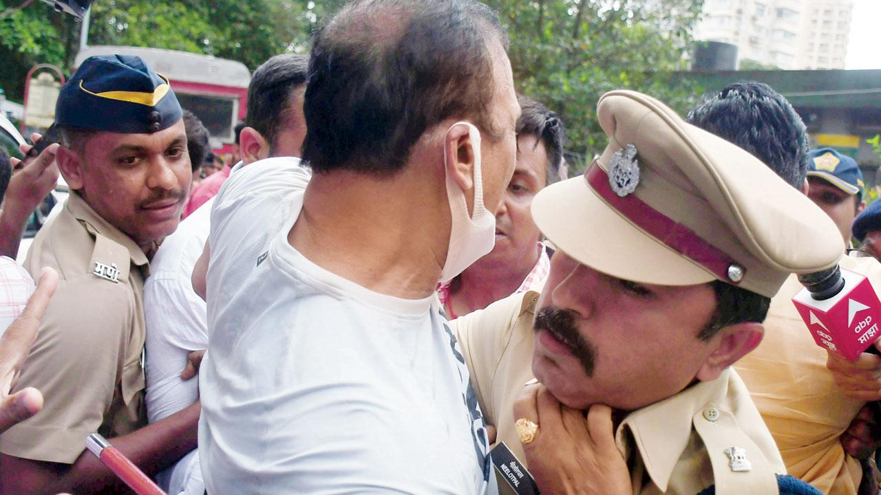 Mumbai Congress chief Bhai Jagtap gets into a scuffle with the police during the protest against price rise and the governor’s comments, at Malabar Hill on Friday. Pic/Ashish Raje