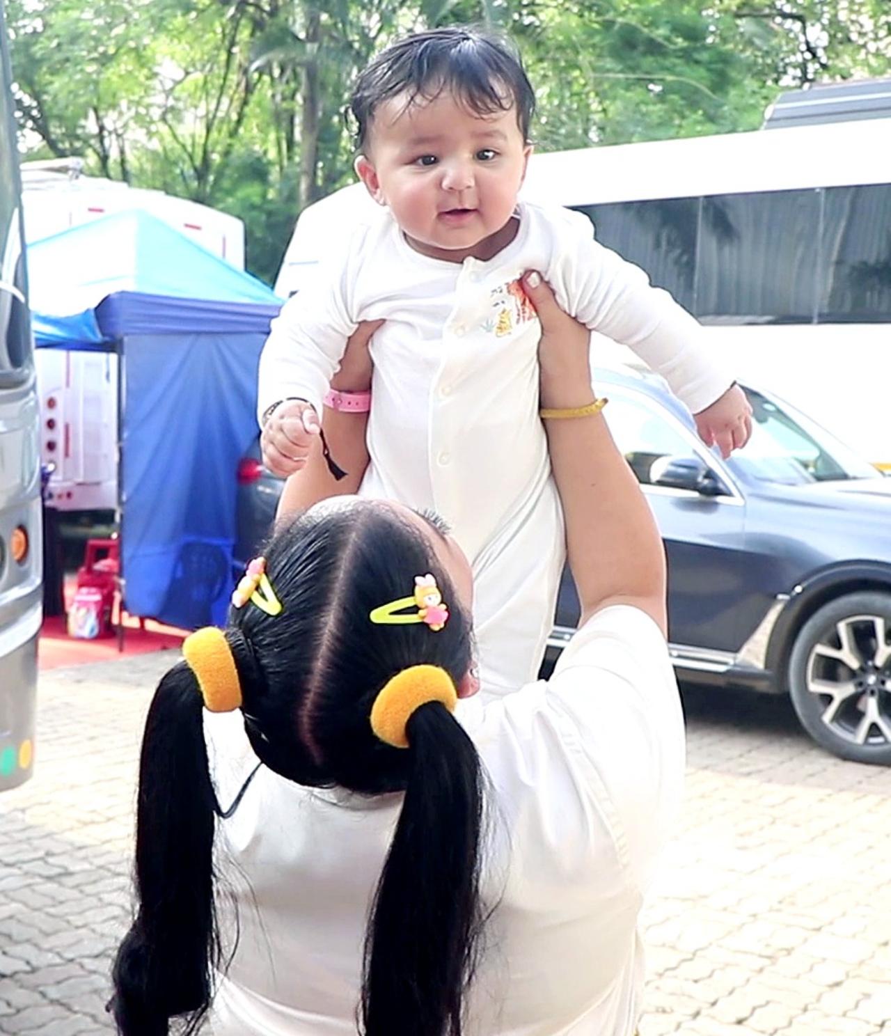 On Monday, Bharti brought her little one yp the sets of the upcoming show Sa Re Ga Ma Pa L'il Champs. She was seen happily posing with her little one for the paparazzi