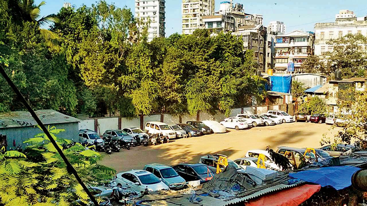 Vehicles on the vacant BMC plot that the temple wants. Pic/Bipin Kokate