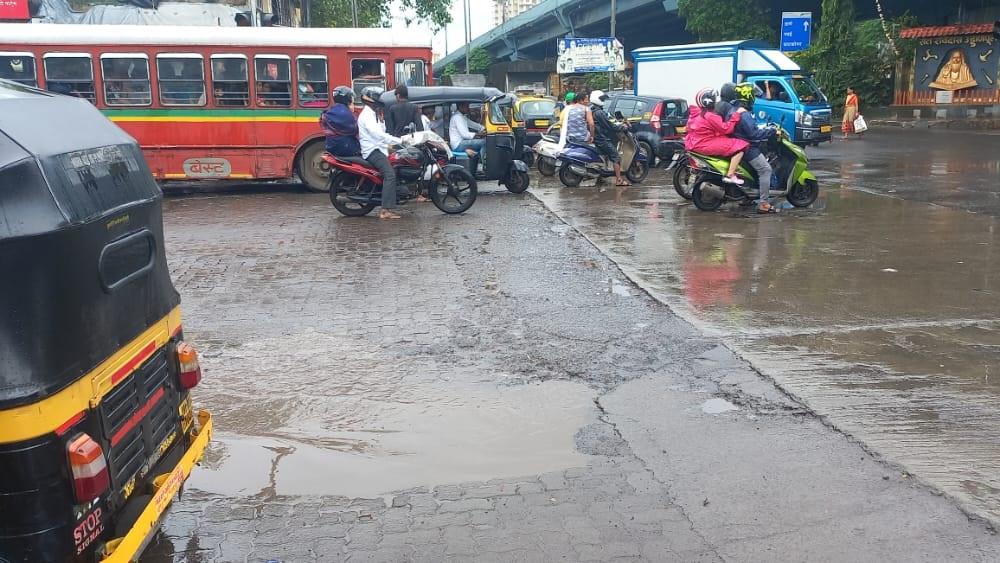 Potholes were seen on the highway near Chembur. Pic/Sameer Abedi