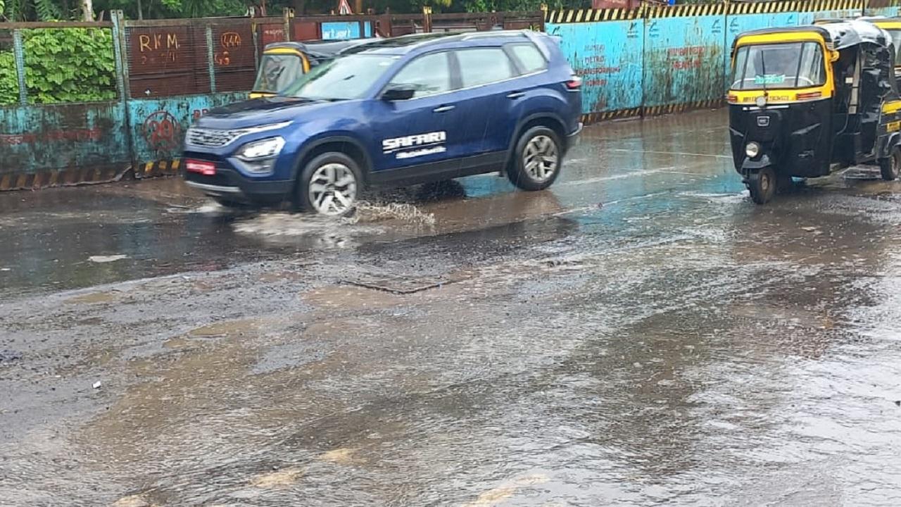 The Brihanmumbai Municipal Corporation (BMC) said that moderate rainfall with the possibility of occasional intense spells is expected in Mumbai and its suburbs on Monday. Pic/Sameer Abedi