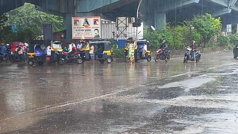 A high tide of 2.80 metre is expected at 8.43 pm in Mumbai today. Pic/Sameer Abedi