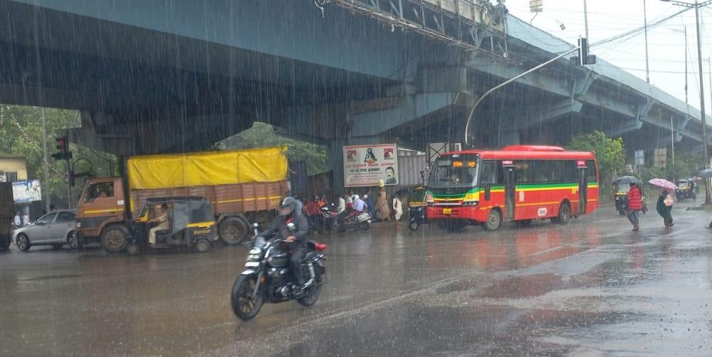 According to IMD Mumbai, from June 1 the Colaba observatory recorded a total rainfall of 1578.5 mm, while the Santacruz observatory recorded a total rainfall of 2061.5 mm. Pic/Sameer Abedi