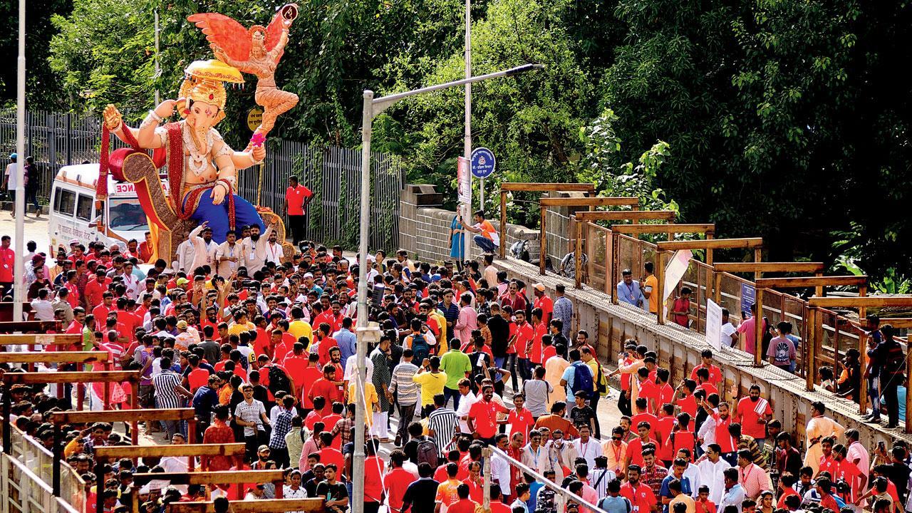 Mumbai: 50 allowed on ‘dangerous’ Chinchpokli bridge during idol procession