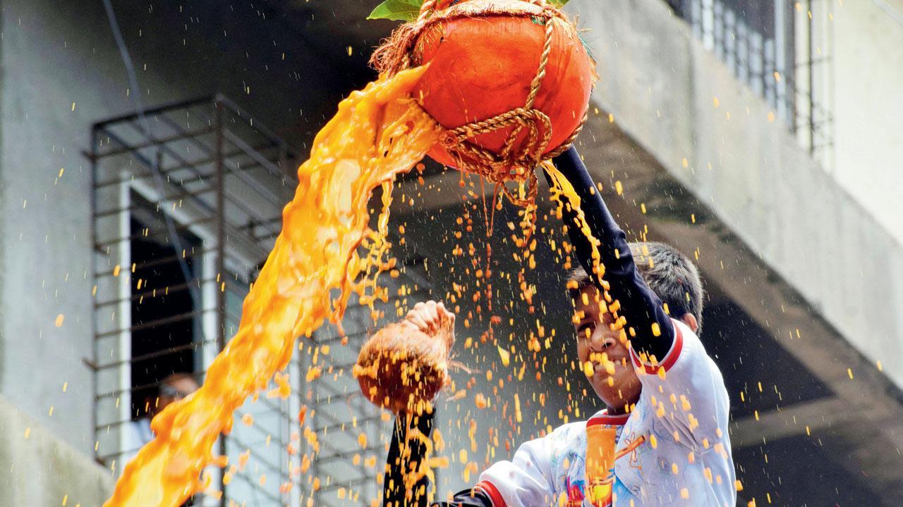 Mumbai: BJP stumps Shiv Sena in Dahi Handi jamboree