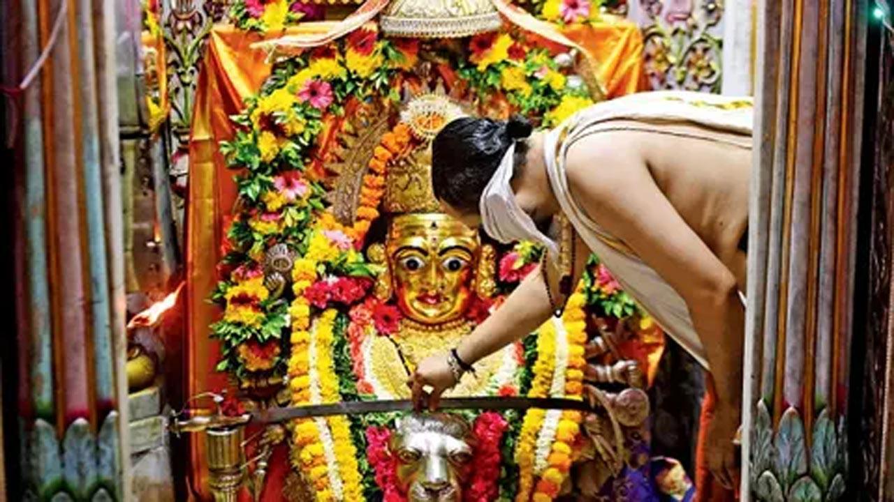 Devotees play big part in keeping temples chaos-free