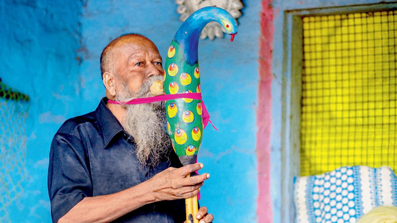 Dhinda Baba from Palghar plays the tarpa