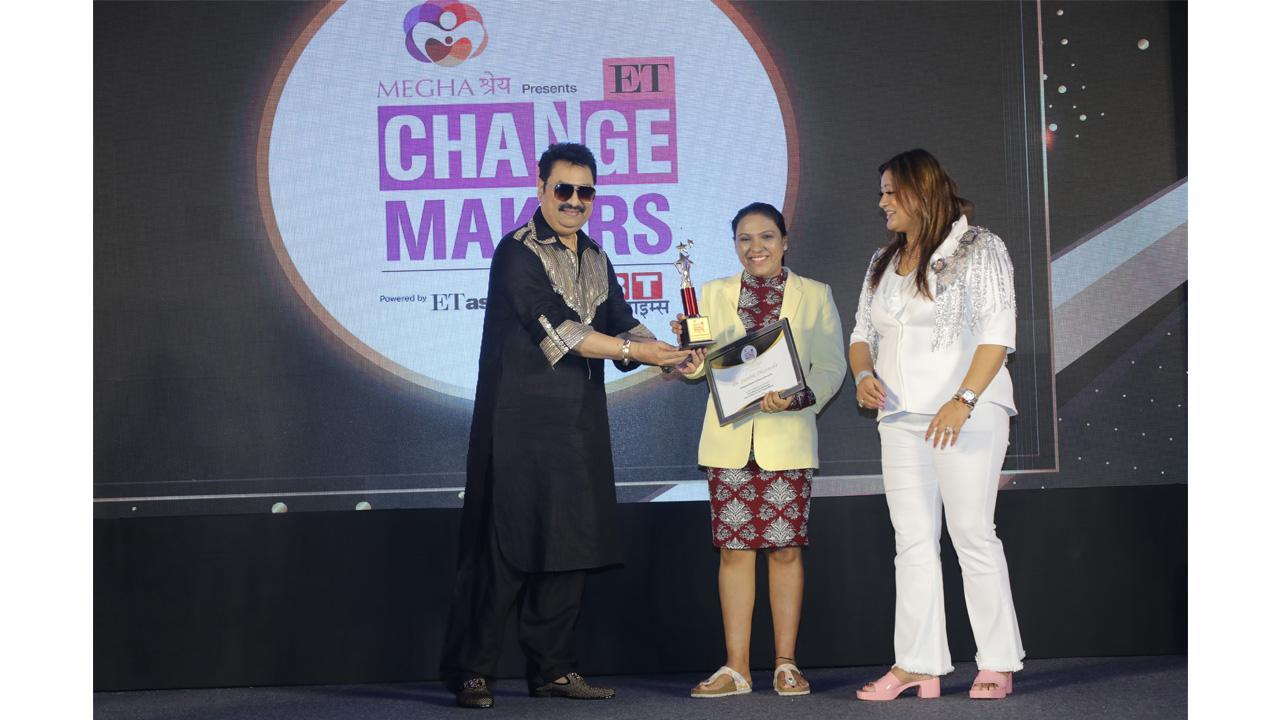 Dr. Surabhi Dhanwala bags the 'ET Change Makers Award 2022’ for best Physiotherapist and Naturopathist