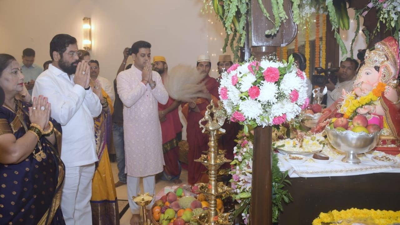 Ganesh Chaturthi: Maharashtra CM Eknath Shinde welcomes Lord Ganesha at his  residence, see photos