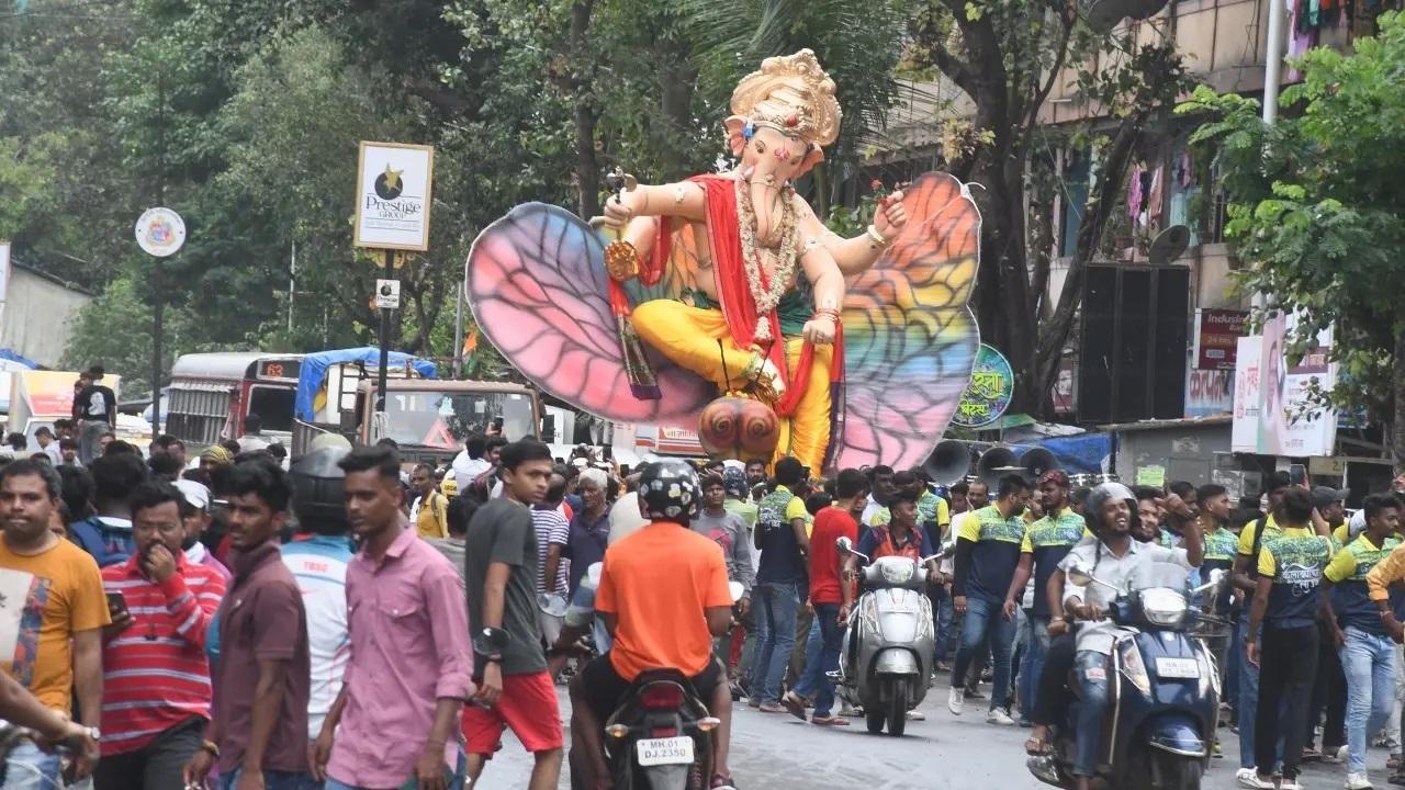 Devotees participate in a procession to bring home the Ganpati idol. Pic/Ashish Raje