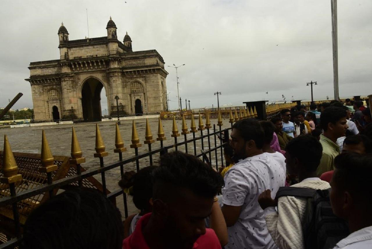 No visitors were allowed at Gateway of India in Mumbai after city police received threat messages warning '26/11-like' attack. Pic/Atul Kamble